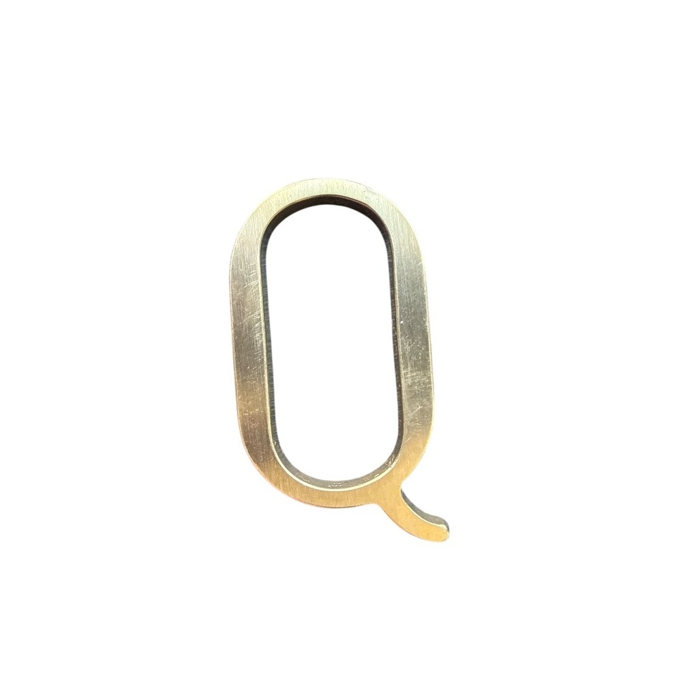 Letra Q 3 cms  Bronce  Satinado